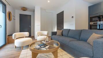 Télévision, livres, chaßne hi-fi, espaces bureaux