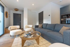 TV, books, stereo, offices