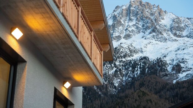 Blick auf die Berge mit einem Holzbalkon.