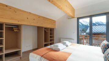 4 bedrooms, desk, iron/ironing board, travel cot