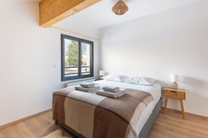 4 chambres, bureau, fer et planche à repasser, lit de bébé portatif
