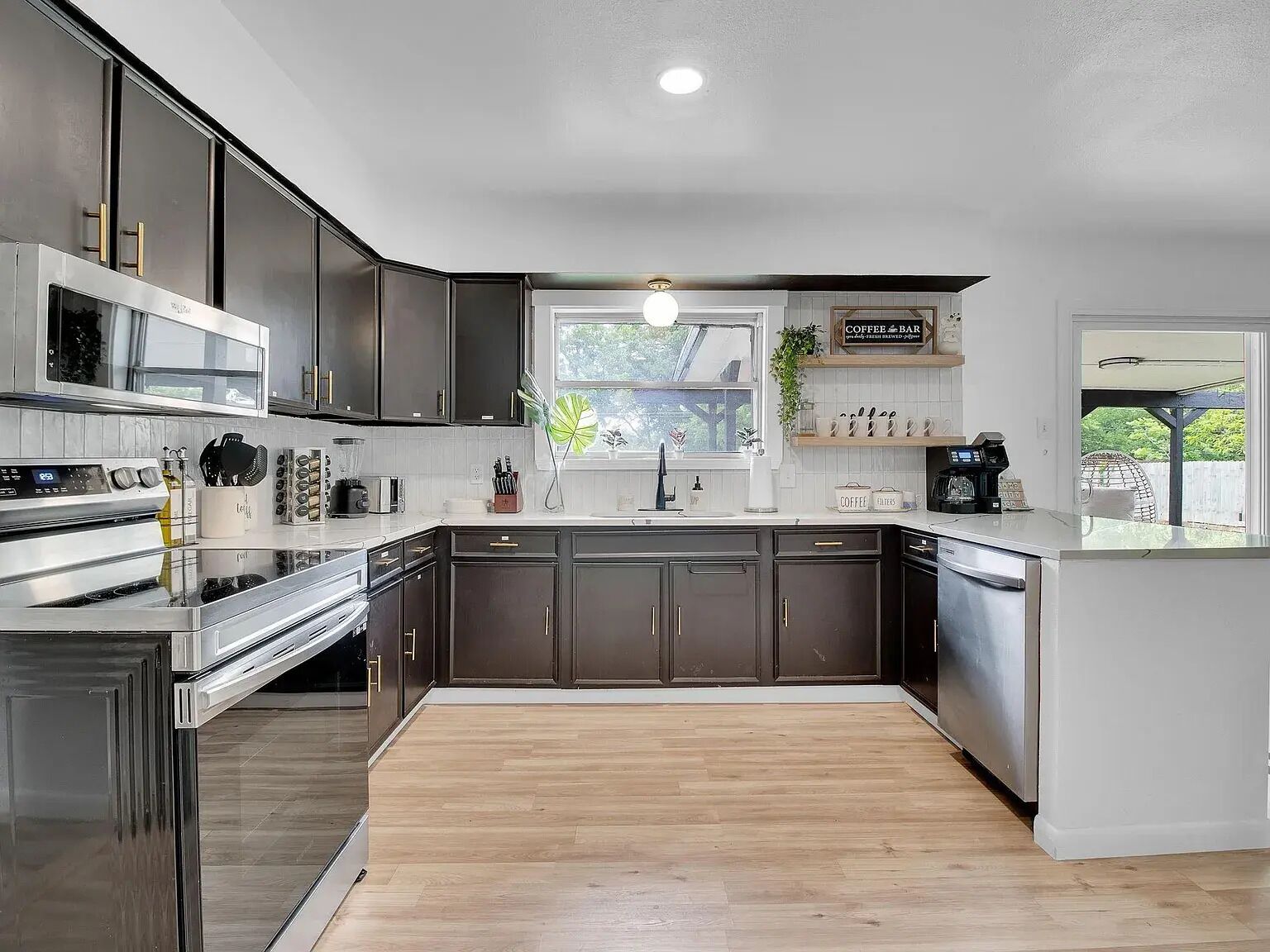 Mikrowelle, Ofen, Herdplatte, Geschirrspüler