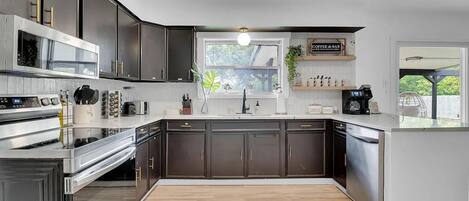 Mikrowelle, Ofen, Herdplatte, Geschirrspüler