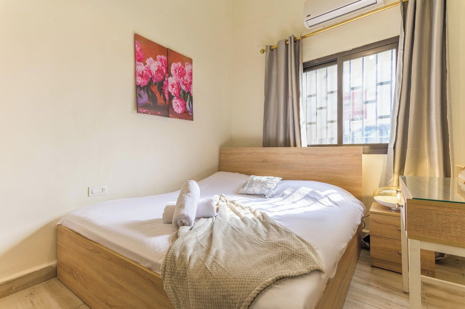 2 bedrooms, iron/ironing board, internet, bed sheets