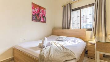 2 bedrooms, iron/ironing board, internet, bed sheets