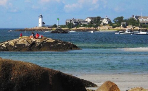 Enchanting 4-bedrm farmhouse in charming Beverly near beaches, woods, & Boston!