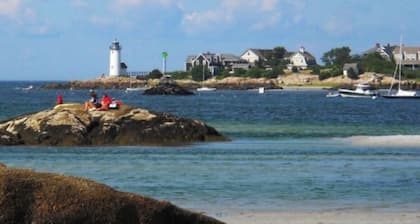 Enchanting 4-bedrm farmhouse in charming Beverly near beaches, woods, & Boston!