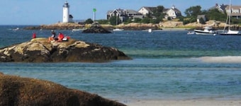 Enchanting 4-bedrm farmhouse in charming Beverly near beaches, woods, & Boston!