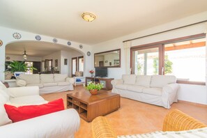 Ein Wohnzimmer mit zwei Sofas, einem Couchtisch und einem Fernseher.