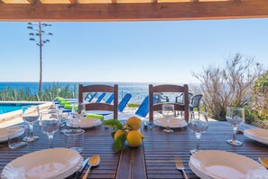 Outdoor dining - Holiday Home 'Villa Solymar' with Sea View, Wi-Fi and Air Conditioning (Cala Serena)