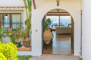 Terrace/patio - Holiday Home 'Villa Solymar' with Sea View, Wi-Fi and Air Conditioning (Cala Serena)