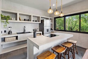 Kühlschrank, Mikrowelle, Herdplatte, Wasserkocher mit Kaffee-/Teezubehör