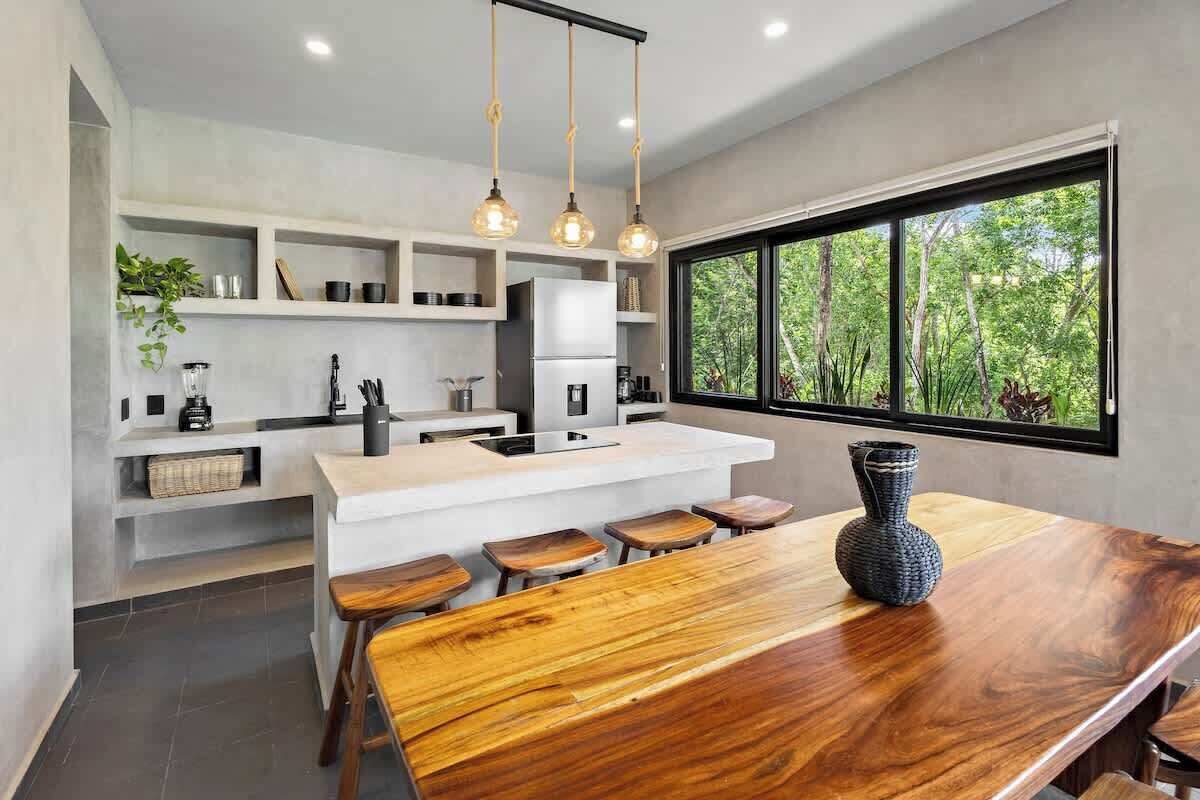 Kjøleskap, mikrobølgeovn, kokeplater og kaffetrakter/tekoker