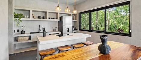 Kjøleskap, mikrobølgeovn, kokeplater og kaffetrakter/tekoker