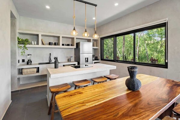 Kühlschrank, Mikrowelle, Herdplatte, Wasserkocher mit Kaffee-/Teezubehör