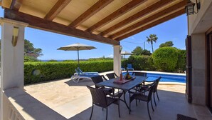 Outdoor dining - Holiday Home 'Amarador' with Private Pool, Wi-Fi and Air Conditioning (Santanyí)