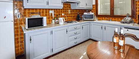 Kjøleskap, mikrobølgeovn, ovn og kokeplater