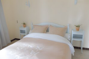 Iron/ironing board, WiFi, bed sheets - 120 m² Villa in Drôme Provençale with Large Private Grounds (Taulignan)