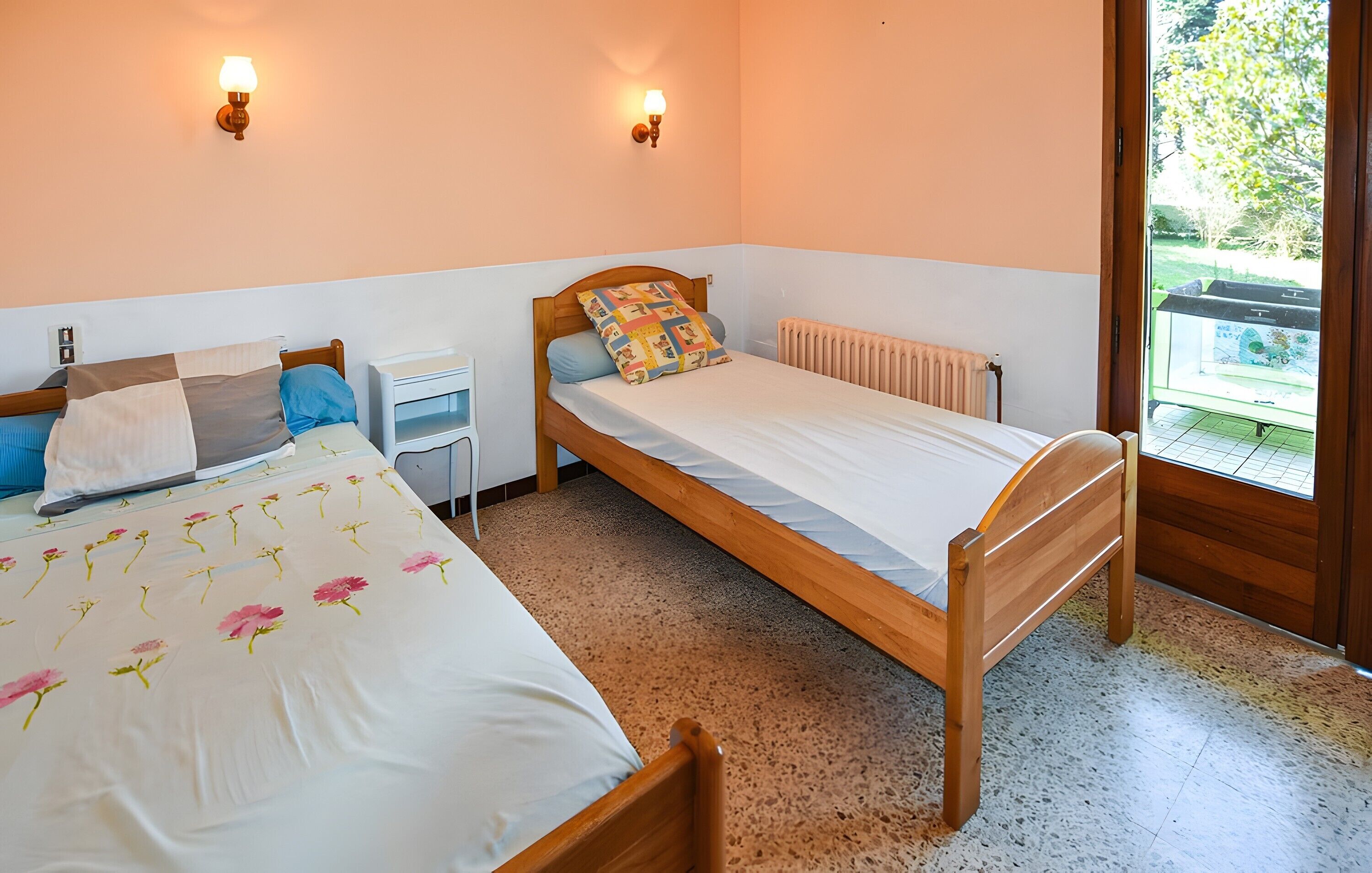 Tabla de planchar con plancha, wifi y ropa de cama 