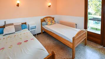 Tabla de planchar con plancha, wifi y ropa de cama