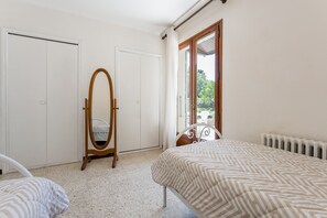 Iron/ironing board, WiFi, bed sheets - 120 m² Villa in Drôme Provençale with Large Private Grounds (Taulignan)