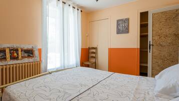Iron/ironing board, WiFi, bed sheets