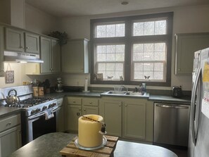 Microwave, oven, stovetop, dishwasher - Christian Home for Retreats, Prayer, Pastors and Missionaries in Hocking Hills (Logan)