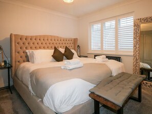 4 bedrooms, individually decorated, individually furnished, free WiFi - Number 5 (Chichester)