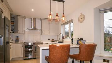 Dishwasher, cookware/dishes/utensils