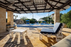 Piscine extérieure en saison, accès possible de 10 h à 19 h, parasols