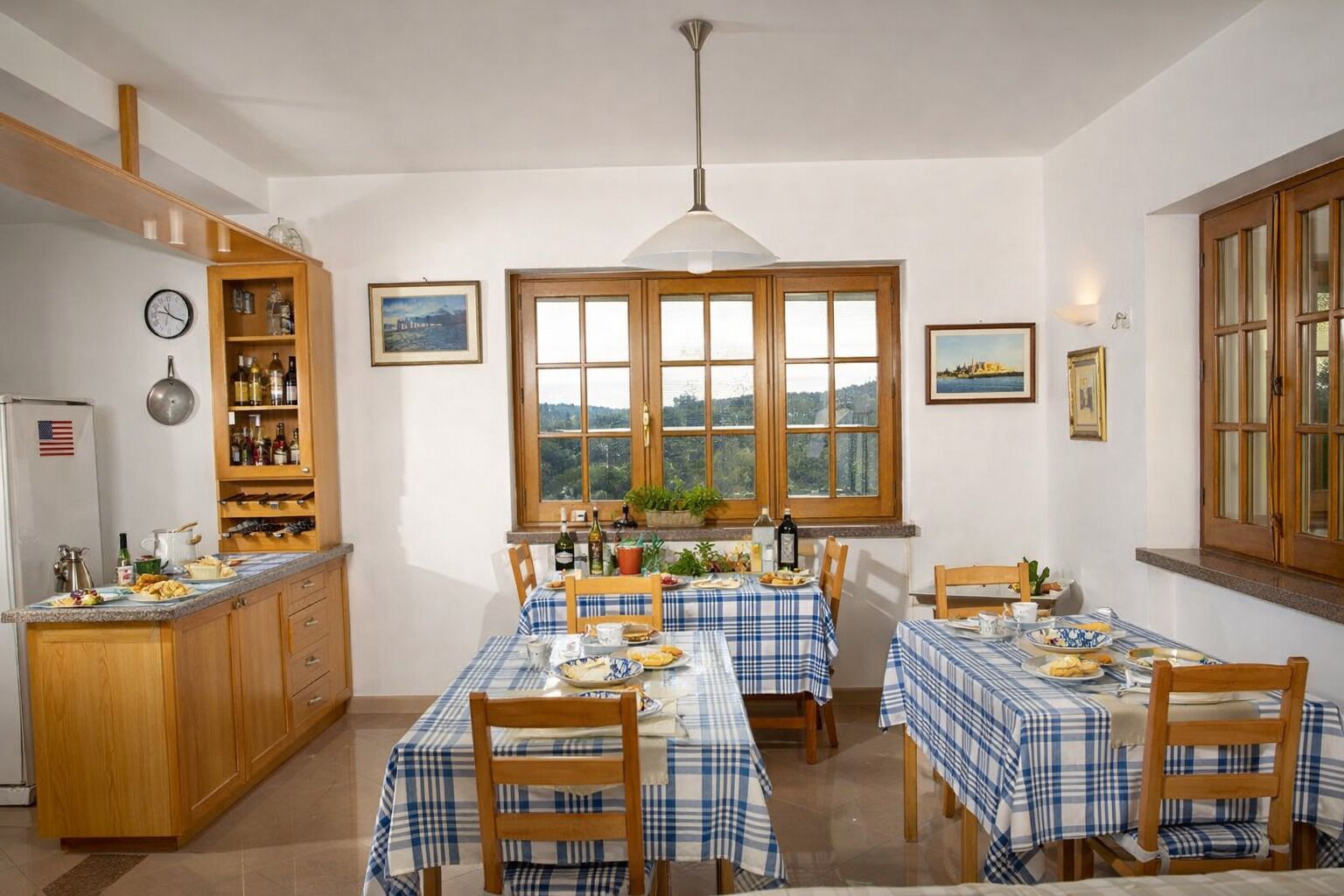 朝食 (ビュッフェ)、毎日提供 (無料)