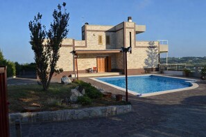 Piscine extérieure en saison, accès possible de 10 h à 19 h, parasols