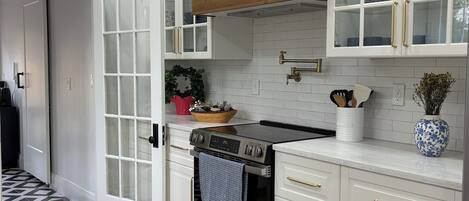 Microondas, horno, parrilla de estufa y lavavajillas