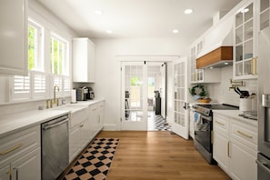 Microwave, oven, stovetop, dishwasher - Dog-Friendly Farmhouse – 4BR Fenced Yard, Porch, Walkable to Restaurants & Cafes (Tampa)