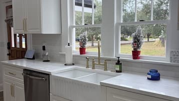 Micro-ondes, four, plaque de cuisson, lave-vaisselle