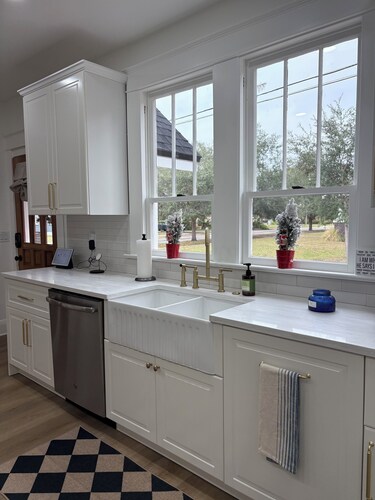 Dog-Friendly Farmhouse – 4BR Fenced Yard, Porch, Walkable to Restaurants & Cafes