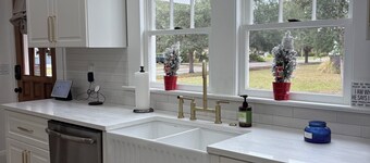 Dog-Friendly Farmhouse – 4BR Fenced Yard, Porch, Walkable to Restaurants & Cafes