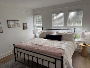 4 bedrooms, iron/ironing board, free WiFi, bed sheets - Dog-Friendly Farmhouse – 4BR Fenced Yard, Porch, Walkable to Restaurants & Cafes (Tampa)