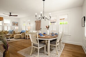 Dining - Dog-Friendly Farmhouse – 4BR Fenced Yard, Porch, Walkable to Restaurants & Cafes (Tampa)