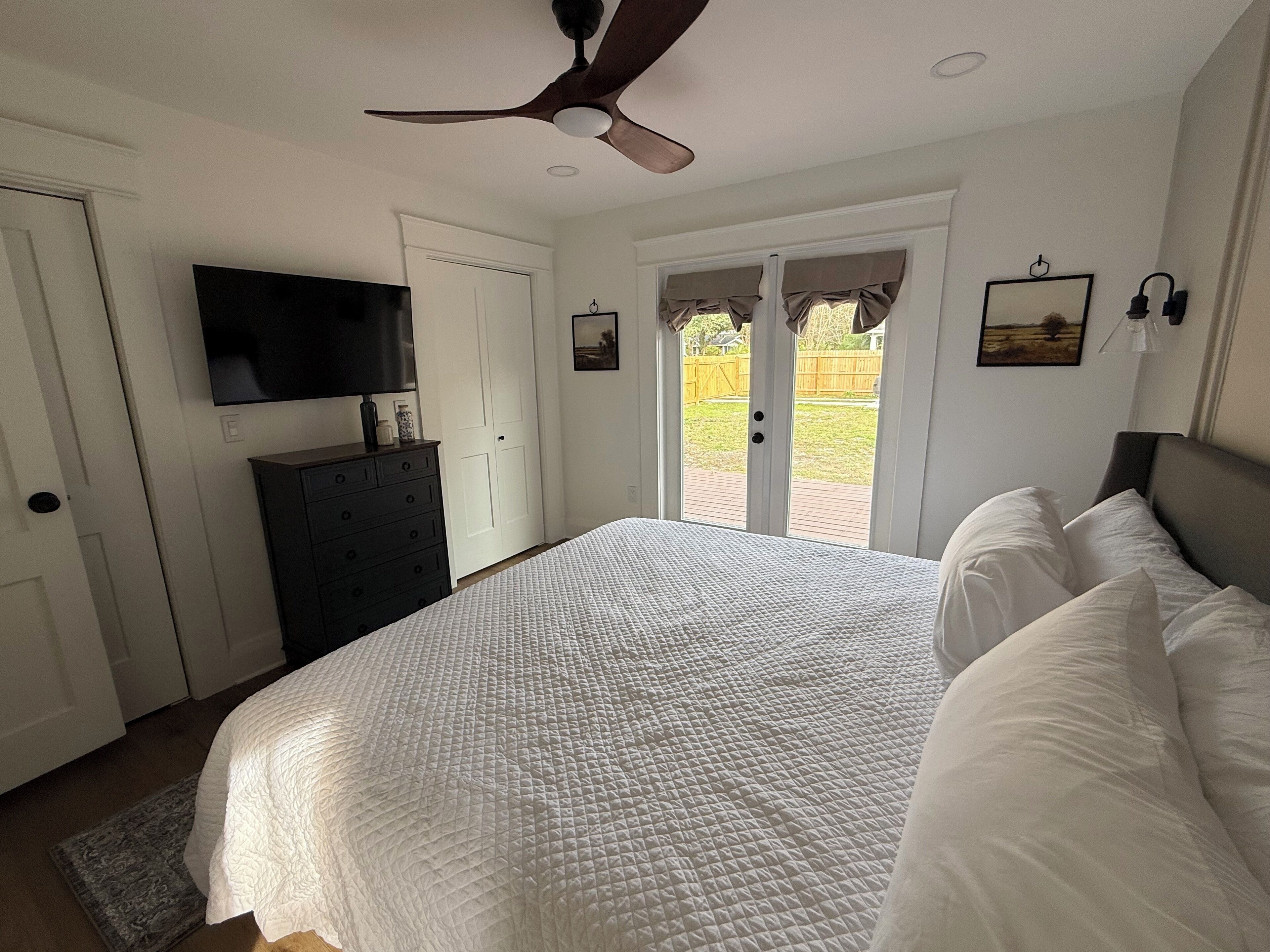 Fer et planche à repasser, accès Internet, draps fournis