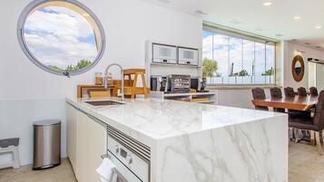 Kylskåp, mikrovågsugn, ugn och spishäll