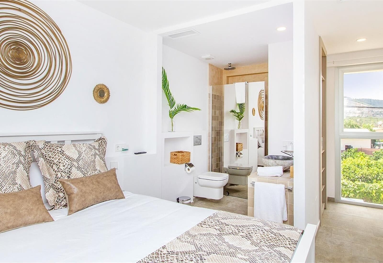 Tabla de planchar con plancha, wifi, ropa de cama