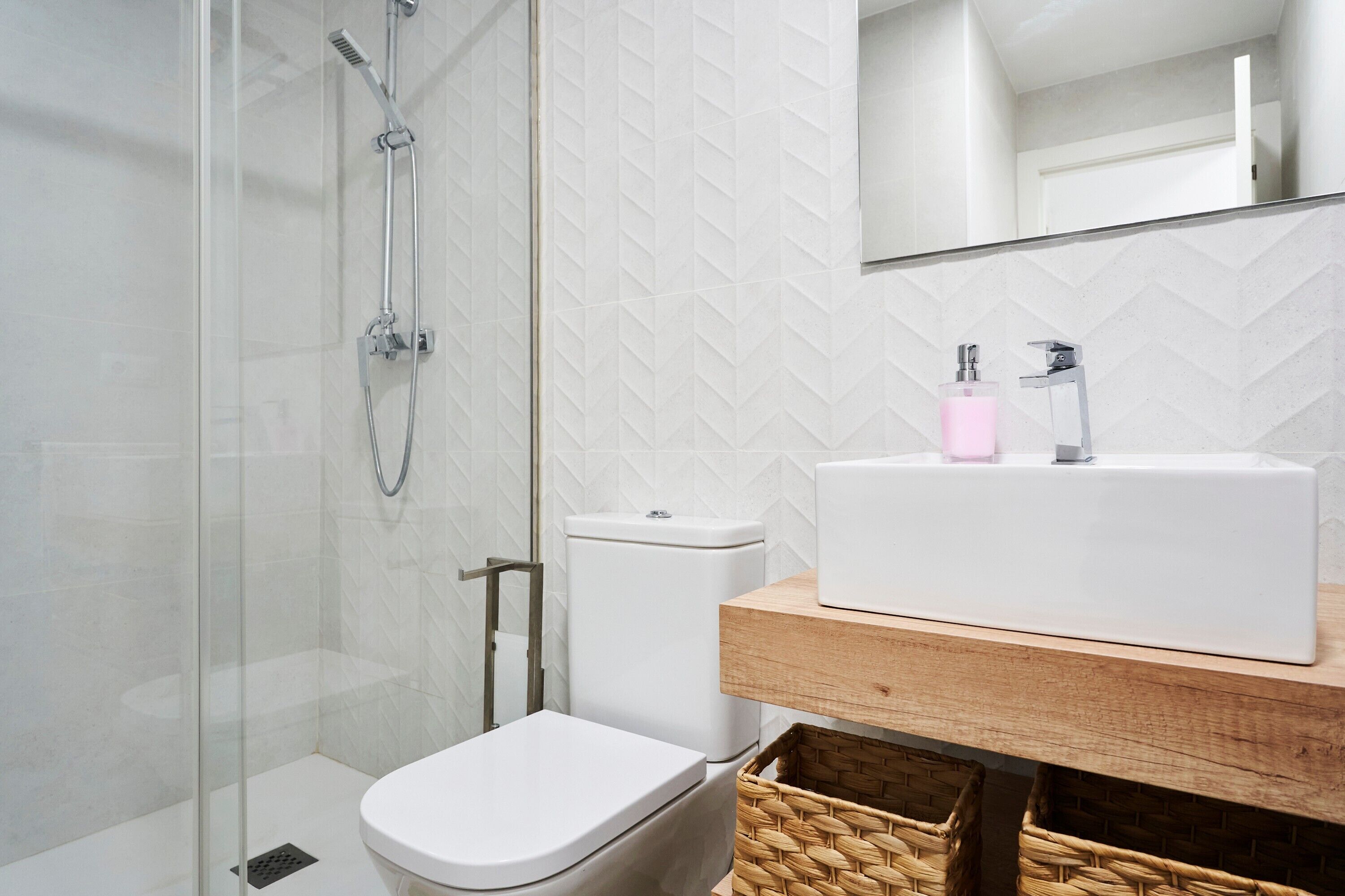 Een douche, een haardroger, handdoeken