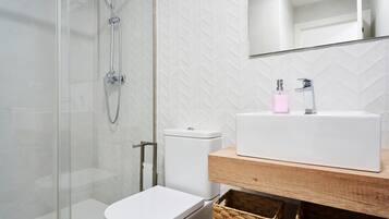 Een douche, een haardroger, handdoeken