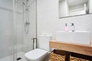 Een douche, een haardroger, handdoeken