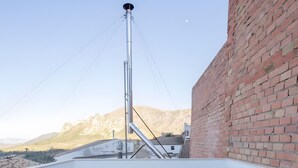 Une piscine sur le toit offrant une vue dégagée sur les montagnes en arrière-plan.