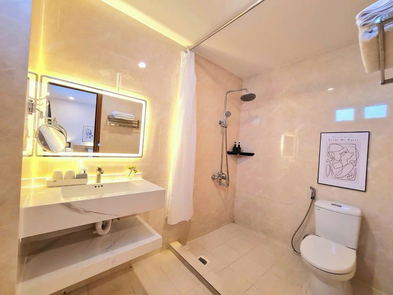 Baignoire et douche séparées, douche hydromassante