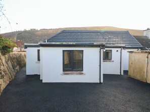 Exterior - DUCK'S COTTAGE, pet friendly in Caherciveen, County Kerry (Unknown)