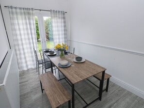 Dining - Maes Hyfryd (Clynderwen)
