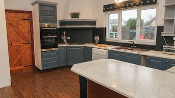 Dishwasher, cookware/dishes/utensils